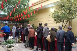 Các cử tri xếp hàng lấy phiếu bầu cử tại điểm bầu cử số 1, phường Vĩnh Hưng. (Ảnh: Thu Hương/Vietnam+)