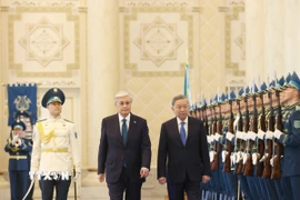 Tổng Bí thư Tô Lâm và Tổng thống Kazakhstan Kassym-Jomart Tokayev duyệt Đội danh dự tại Lễ đón. (Ảnh: Thống Nhất/TTXVN)