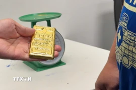 Hải quan Cửa khẩu sân bay Quốc tế Nội Bài phát hiện 1 người nước ngoài mang miếng kim loại hình chữ nhật, màu vàng, khối lượng khoảng 01kg, không khai báo hải quan khi nhập cảnh vào Việt Nam. (Ảnh: TTXVN phát)
