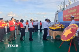 Lễ tưởng niệm các cán bộ, chiến sỹ hy sinh vì sự nghiệp bảo vệ chủ quyền biển đảo. (Ảnh: TTXVN phát)