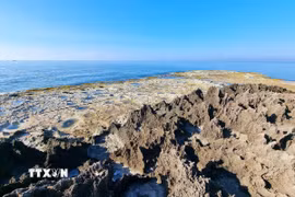 Rạn san hô hóa thạch ở Hòn Đỏ, xã Thanh Hải (Ninh Hải, Ninh Thuận). (Ảnh: Nguyễn Thành/TTXVN)