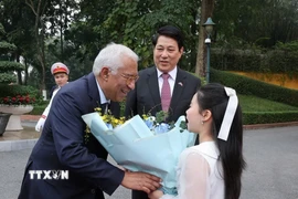 Thiếu nhi Thủ đô Hà Nội tặng hoa Chủ tịch Hội đồng châu Âu António Costa tại lễ đón)