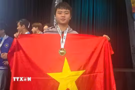 Niềm vui của chàng trai Vàng Olympic Toán học quốc tế Võ Trọng Khải. (Ảnh: TTXVN phát)