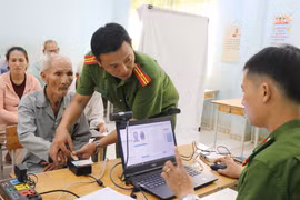 Tại xã Bình Sơn, lực lượng Công an thực hiện lấy dấu vân tay thân nhân liệt sỹ. (Ảnh: Phạm Cường/TTXVN)