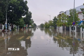 Đường Đồng Khởi, phường Thủy Xuân, thành phố Huế còn ngập sâu sáng 28/10. (Ảnh: Nguyên Lý/TTXVN)