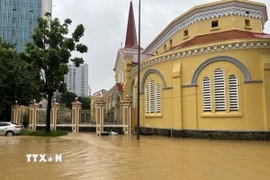 Nhiều tuyến đường chính ở thành phố Huế ngập sâu. (Ảnh: Văn Dũng/TTXVN)