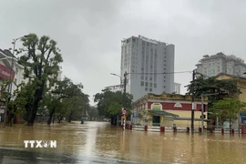 Nhiều tuyến đường chính ở thành phố Huế vẫn còn ngập sâu. (Ảnh: Văn Dũng/TTXVN)