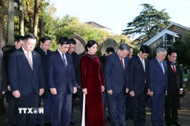 Tổng Bí thư Tô Lâm và Phu nhân cùng Đoàn đại biểu cấp cao Việt Nam tưởng niệm trước mộ Karl Marx - Lãnh tụ của giai cấp vô sản. (Ảnh: Thống Nhất/TTXVN)