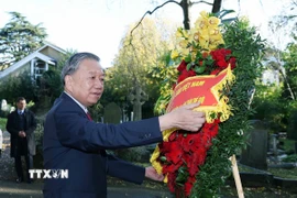 Tổng Bí thư Tô Lâm đặt vòng hoa viếng tại mộ Karl Marx - Lãnh tụ của giai cấp vô sản. (Ảnh: Thống Nhất/TTXVN)