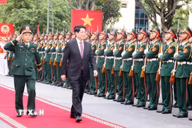 Chủ tịch nước Lương Cường duyệt đội danh dự. (Ảnh: Lâm Khánh/TTXVN)