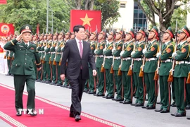 Chủ tịch nước Lương Cường duyệt đội danh dự. (Ảnh: Lâm Khánh/TTXVN)