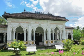 Nhà cổ ở làng nhà cổ Đông Hòa Hiệp có sự kết hợp hài hòa giữa kiến trúc phương Đông lẫn phương Tây. (Ảnh: Hữu Chí/TTXVN)