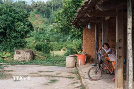 Nếp nhà đất truyền thống với mái ngói cũ, lưu giữ dấu ấn thời gian và kiến trúc đặc trưng vùng nông thôn miền núi. (Ảnh: Phạm Tuấn Anh/ TTXVN)