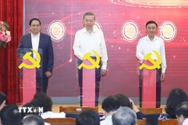 Tổng Bí thư Tô Lâm, Thủ tướng Phạm Minh Chính và Thường trực Ban Bí thư Trần Cẩm Tú thực hiện nghi thức ra mắt 3 nền tảng số phục vụ triển khai Nghị quyết 57-NQ/TW. (Ảnh: Thống Nhất/ TTXVN)