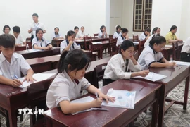 Thí sinh tham gia thi môn ngữ văn tại điểm trường THPT chuyên Quốc học Huế. (Ảnh: Tường Vi/TTXVN)