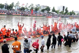 Đua ghe ngo của đồng bào dân tộc Khmer. (Nguồn: TTXVN)