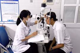 Bác sỹ Bệnh viện Đa khoa Bình Dương khám bệnh cho người dân xã Bắc Tân Uyên, Thành phố Hồ Chí Minh. (Ảnh: Huyền Trang/TTXVN)