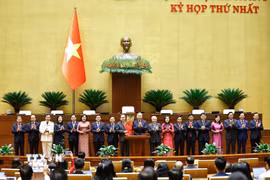 Tống Bí thư Tô Lâm thay mặt các đại biểu Quốc hội khóa XVI tặng hoa chúc mừng Chủ tịch Quốc hội Trần Thanh Mẫn, các Phó Chủ tịch Quốc hội và Ủy viên Ủy ban Thường vụ Quốc hội. (Ảnh: Doãn Tấn/TTXVN)