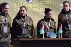 Các con tin Israel được Hamas trả tự do tại thành phố Gaza ngày 25/1/2025. (Ảnh: THX/TTXVN)