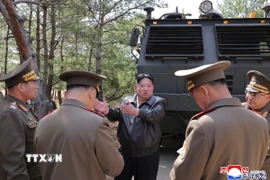 Nhà lãnh đạo Triều Tiên Kim Jong-un (giữa) giám sát cuộc tập trận tại Triều Tiên ngày 8/5/2025. (Nguồn: Yonhap/TTXVN)