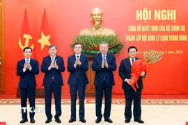 Tổng Bí thư Tô Lâm trao Quyết định của Bộ Chính trị thành lập Hội đồng Lý luận Trung ương nhiệm kỳ 2026-2031. (Ảnh: Thống Nhất/TTXVN)