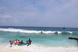 Đưa ngư dân gặp nạn vào đảo Song Tử Tây, đặc khu Trường Sa, tỉnh Khánh Hòa để cấp cứu, điều trị. (Ảnh: TTXVN phát)