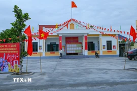 Tuyến đường chính của xã Giao Phúc (Ninh Bình) rực rỡ cờ hoa chào mừng Ngày bầu cử. (ẢnhaKhu vực bỏ phiếu số 12, xã Xuân Hưng, có khoảng 93% đồng bào Công giáo, được trang hoàng rực rỡ chào đón Ngày hội non sông. (Ảnh: Công Luật/TTXVN): Nguyễn Lành/TTXVN)