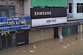 Khu vực nhà dân xã Đồng Xuân cũ bị ngập do nước sông Kỳ Lộ dâng cao. (Ảnh: Tường Quân/TTXVN)