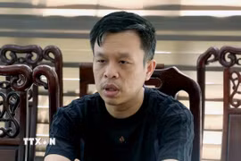 Đối tượng Hoàng Tứ Trạch (sinh năm 1985, trú tại thành phố Vinh, Nghệ An) tại cơ quan Công an. (Ảnh: TTXVN phát)