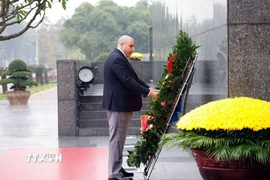 Chủ tịch Hạ viện Jordan Mazen Turki El Qadi đến đặt vòng hoa, vào Lăng viếng Chủ tịch Hồ Chí Minh. (Ảnh: Tuấn Anh/TTXVN)