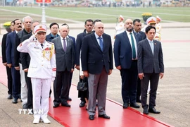 Chủ tịch Hạ viện Jordan Mazen Turki El Qadi cùng đoàn đại biểu đến đặt vòng hoa, vào Lăng viếng Chủ tịch Hồ Chí Minh. (Ảnh: Tuấn Anh/TTXVN)