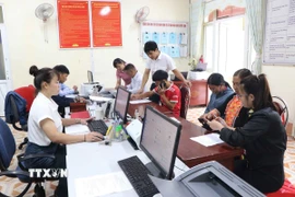 Trung tâm phục vụ hành chính công xã biên giới Sì Lở Lầu (tỉnh Lai Châu) phục vụ người dân đến làm thủ tục. (Ảnh: Nguyễn Oanh/TTXVN)