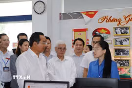 Chủ tịch Ủy ban Nhân dân Thành phố Hồ Chí Minh Nguyễn Văn Được đến kiểm tra thực tế việc vận hành chính thức bộ máy chính quyền phường Dĩ An. (Ảnh: Huyền Trang/TTXVN)