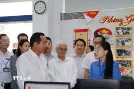 Chủ tịch Ủy ban Nhân dân Thành phố Hồ Chí Minh Nguyễn Văn Được đến kiểm tra thực tế việc vận hành chính thức bộ máy chính quyền phường Dĩ An. (Ảnh: Huyền Trang/TTXVN)