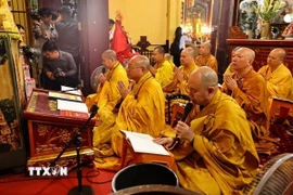 Các hòa thượng tụng kinh cầu nguyện hòa bình, tạo nên trường lực thanh tịnh, lan tỏa năng lượng từ bi và trí tuệ đến muôn phương. (Ảnh: Minh Đức/TTXVN)