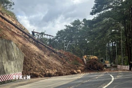 Một vị trí khác trên đèo Prenn bị sạt lở, được cơ quan chức năng phân luồng, xử lý. (Ảnh: Chu Quốc Hùng/TTXVN)