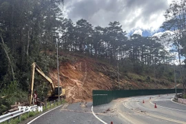 Đèo Prenn, cửa ngõ chính vào Đà Lạt, bị sạt lở nghiêm trọng giữa trưa 4/12/2025. (Ảnh: Chu Quốc Hùng/TTXVN)