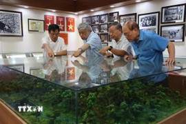 Các cựu phóng viên Thông tấn xã Giải phóng cùng nhau ôn lại kỷ niệm thời chiến trường tại phòng truyền thống của Trung tâm Thông tin Thông tấn xã Việt Nam khu vực phía Nam. (Ảnh: Thu Hương/TTXVN)