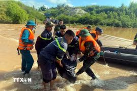 Lực lượng chức năng tỉnh Lạng Sơn tìm thấy thi thể người gặp nạn. (Ảnh: TTXVN phát)