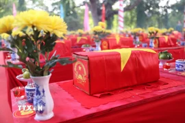 Hài cốt liệt sỹ tại Lễ an táng. (Ảnh: Thanh Tân/TTXVN)