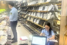Lực lượng chức năng kiểm tra hàng hóa. (Nguồn: Chi cục Quản lý thị trường thành phố Hà Nội)