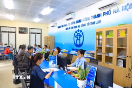 Người dân thực hiện thủ tục hành chính tại Điểm hỗ trợ dịch vụ công số Thư Lâm, thành phố Hà Nội. (Ảnh: Trung Nguyên/TTXVN)
