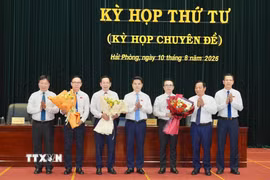Bí thư Thành ủy Hải Phòng Lê Ngọc Châu và Thường trực Hội đồng Nhân dân thành phố tặng hoa chúc mừng các đồng chí được bầu bổ sung chức danh Phó Chủ tịch Hội đồng Nhân dân thành phố và Phó Chủ tịch Ủy ban Nhân dân thành phố Hải Phòng. (Ảnh: TTXVN phát)