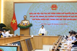 Phó Thủ tướng Nguyễn Văn Thắng chủ trì buổi làm việc về giải quyết khó khăn, vướng mắc trong lĩnh vực thuế và hải quan. (Ảnh: Xuân Tùng/TTXVN)