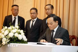 Đồng chí Trần Lưu Quang, Ủy viên Bộ Chính trị, Bí thư Thành ủy Thành phố Hồ Chí Minh ghi sổ tang đồng chí Xaysomphone Phonvihane. (Ảnh: Xuân Khu/TTXVN)