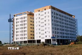 Nhà ở xã hội trong Khu công nghiệp Hàm Kiệm 2 (xã Hàm Kiệm) đang được hoàn thiện, phục vụ chỗ ở cho công nhân. (Ảnh: Nguyễn Thanh/ TTXVN)