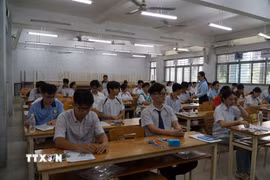 Thí sinh nghe phổ biến quy chế trước giờ thi tại điểm thi Trường Đại học Công nghệ Kỹ thuật Thành phố Hồ Chí Minh. (Ảnh: Thu Hoài/TTXVN)