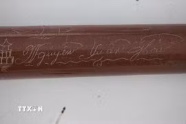 Chiếc bút kim tinh khắc tên “Nguyễn Xuân Hải.” (Ảnh: TTXVN phát)