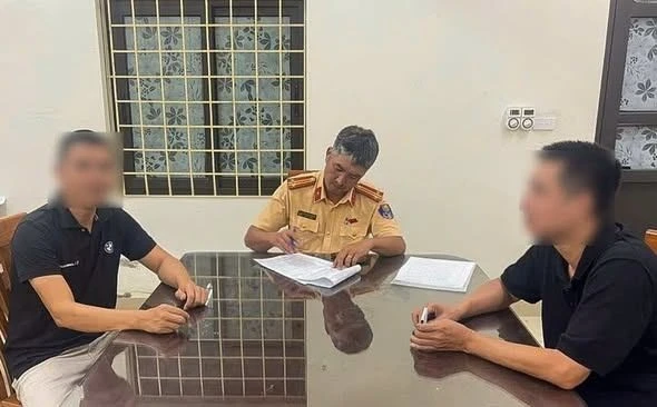 Phạt nặng người điều khiển ô tô không chấp hành hiệu lệnh cảnh sát giao thông