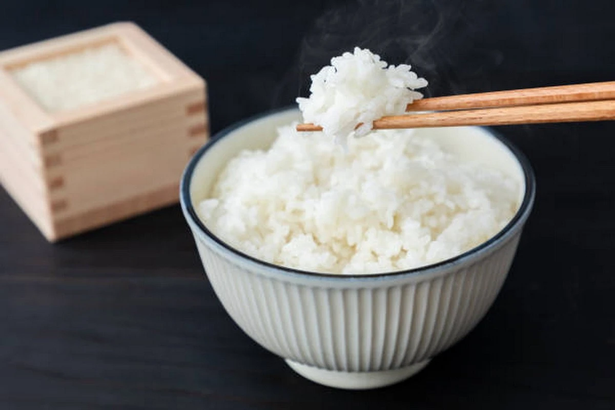 Ăn cơm trắng mỗi ngày: Lợi ích và rủi ro sức khỏe cần biết